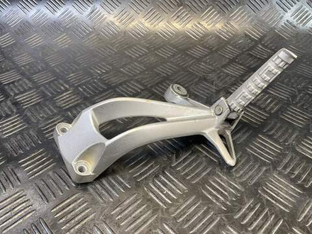 Подножка пассажирская правая Yamaha FZ1 Fazer RN17 (с кронштейном)