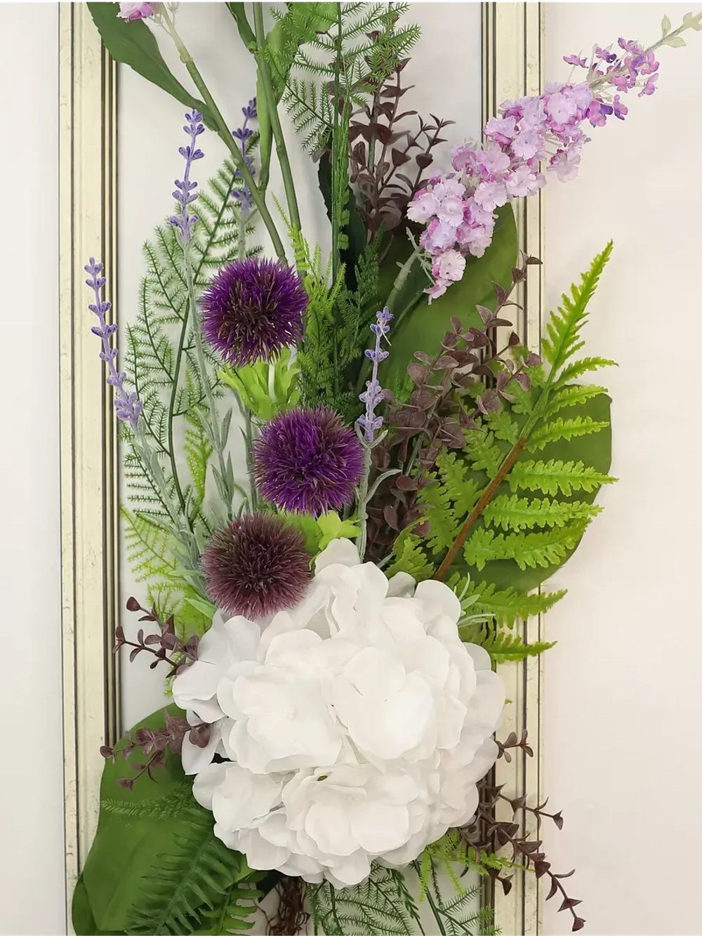 Искусственные цветы для декора стен