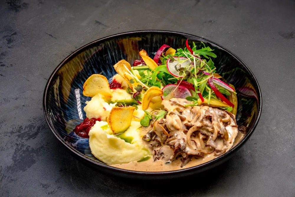 Бефстроганов с ростбифом, грибами и пюре из картофеля