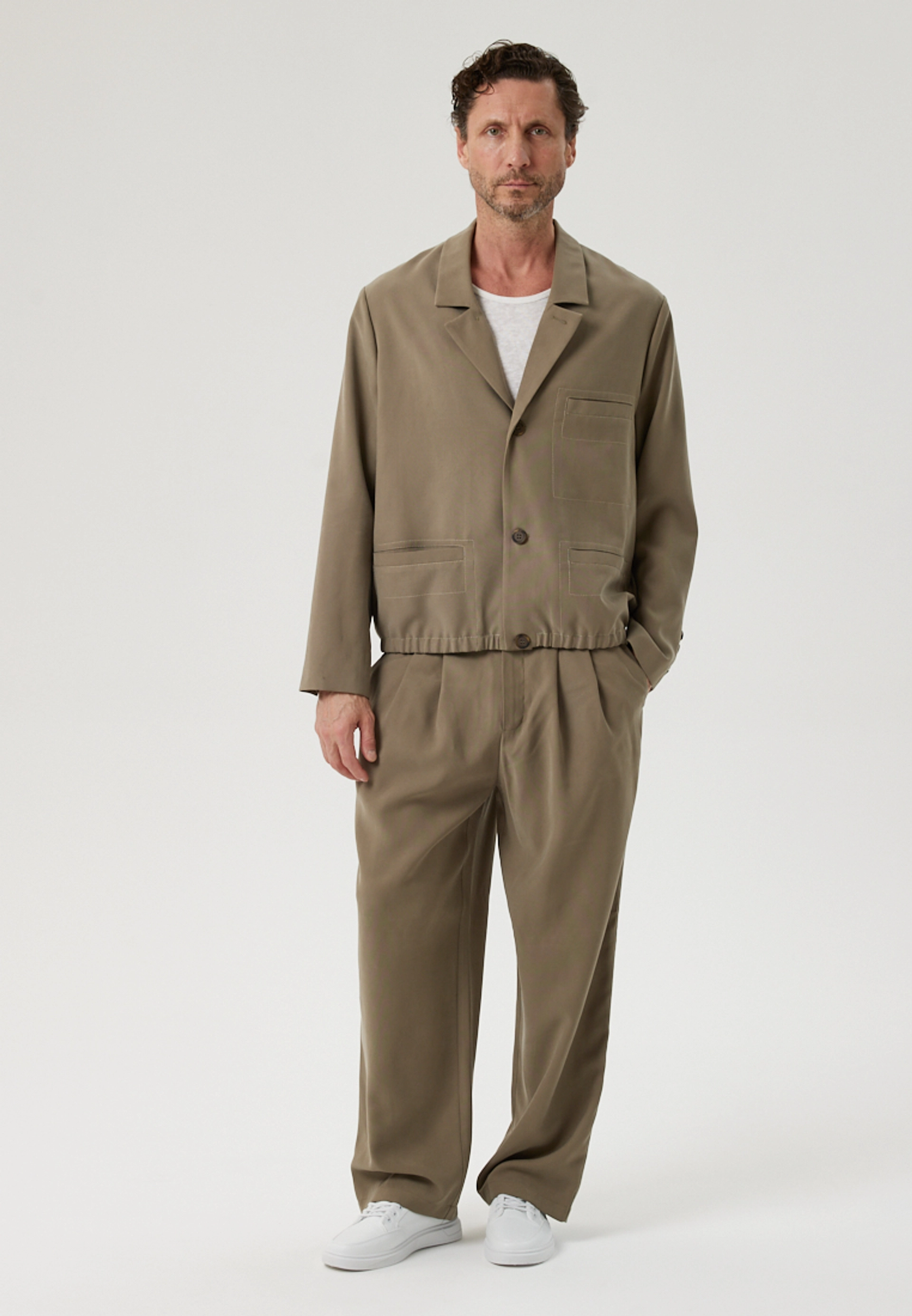 Свободный бомбер оливкового цвета