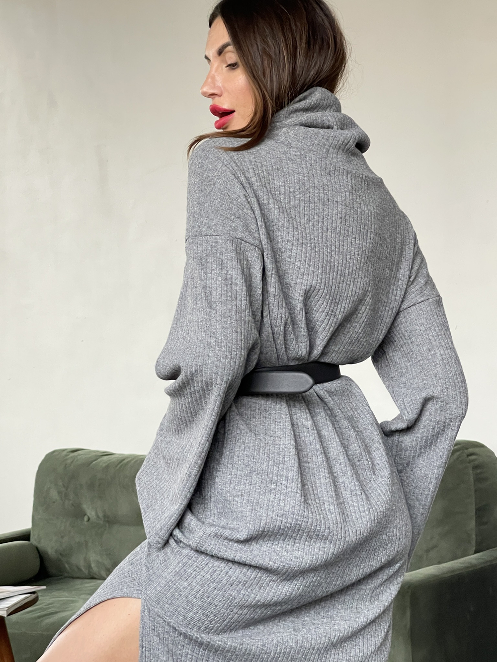 Уютное платье из плотного трикотажа с ангорой в благородном сером оттенке