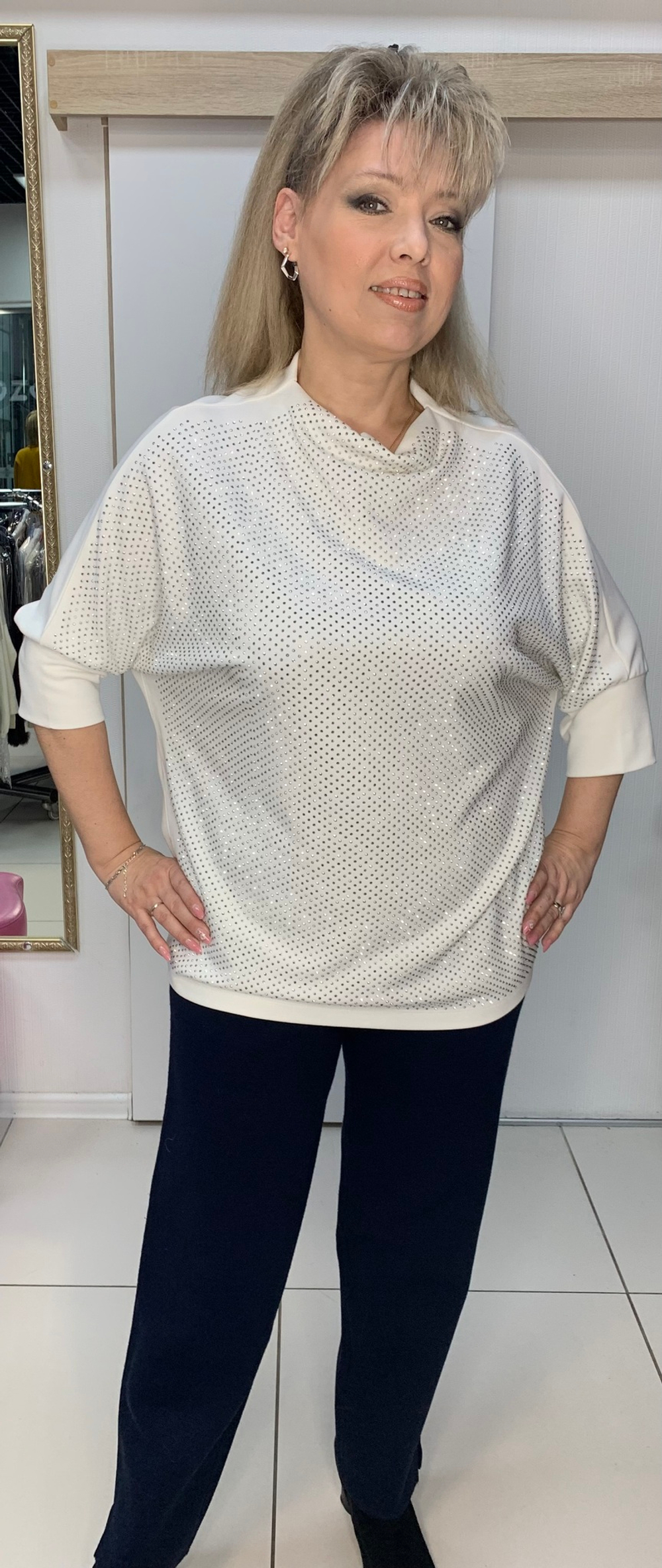 Белый нарядный джемпер со стразовым принтом