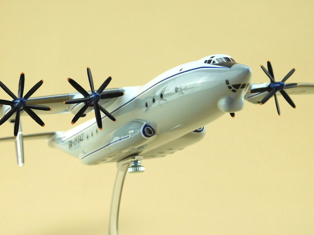 Модель самолета Ан-22 (М1:144, ВТА России, RA-09342)