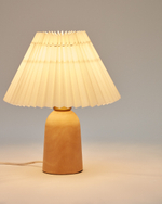 Colour Настольная лампа из натурального дерева и бежевым абажуром