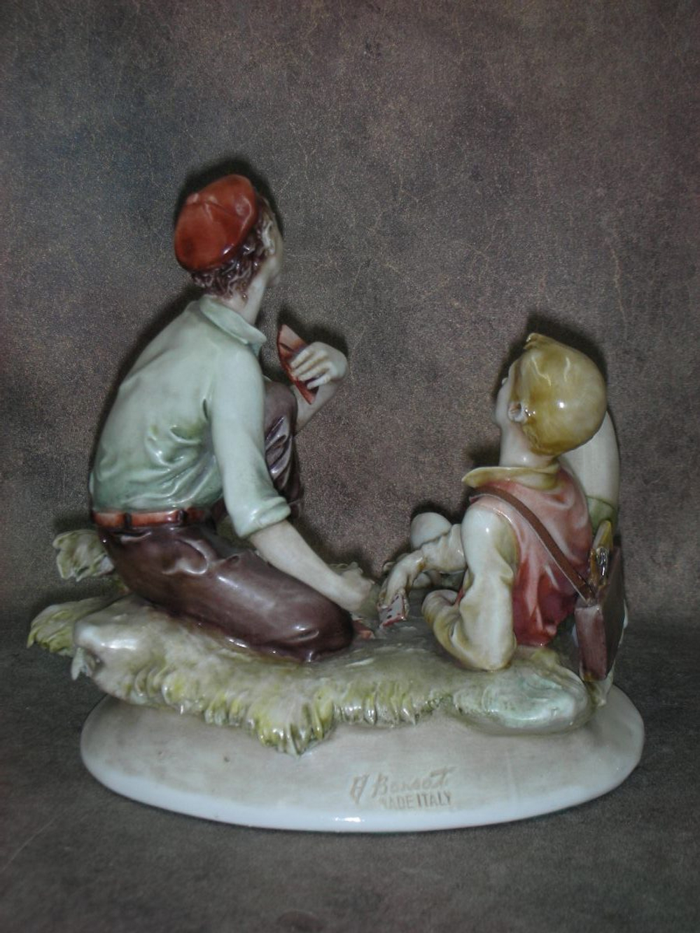 Статуэтка. Фарфор. Мальчики играют в карты. Capodimonte. Италия