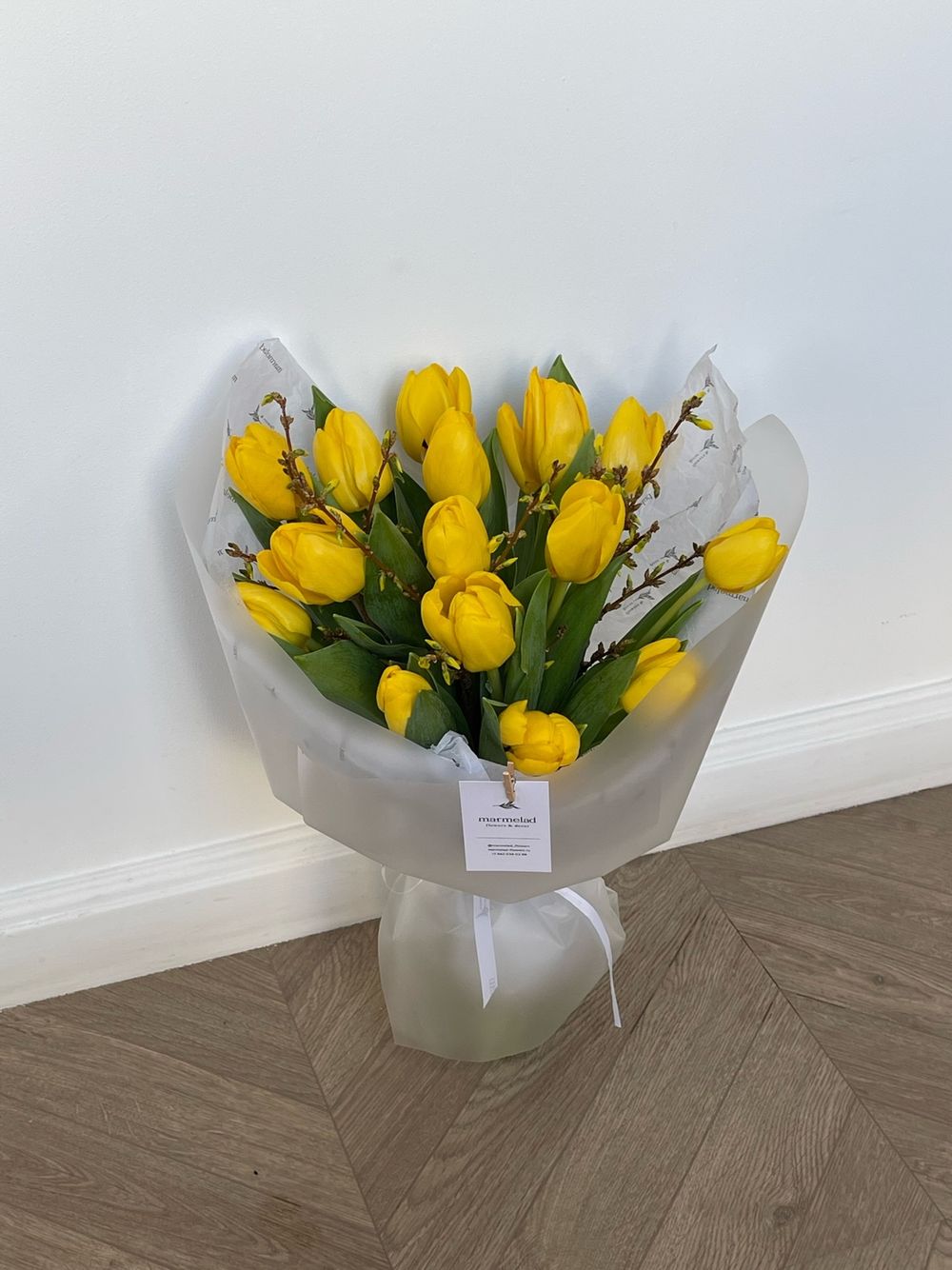 Букет из 15 желтых тюльпанов и форзиции