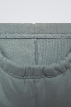 ZARA КОМПЛЕКТ ИЗ ДЖОГГЕРОВ И ТОЛСТОВКИ С ВЫШИВКОЙ, СЕРО-СИНИЙ