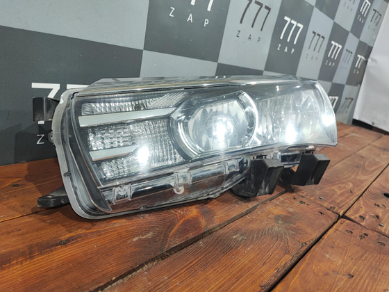 Фара левая Галоген Toyota Corolla (E180)  Б/У Оригинал 8117002F01
