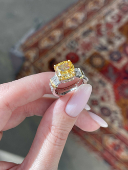 Серебряное кольцо с желтым камнем