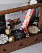 Подарочный набор с медом, чаем и шоколадом в деревянном ящике