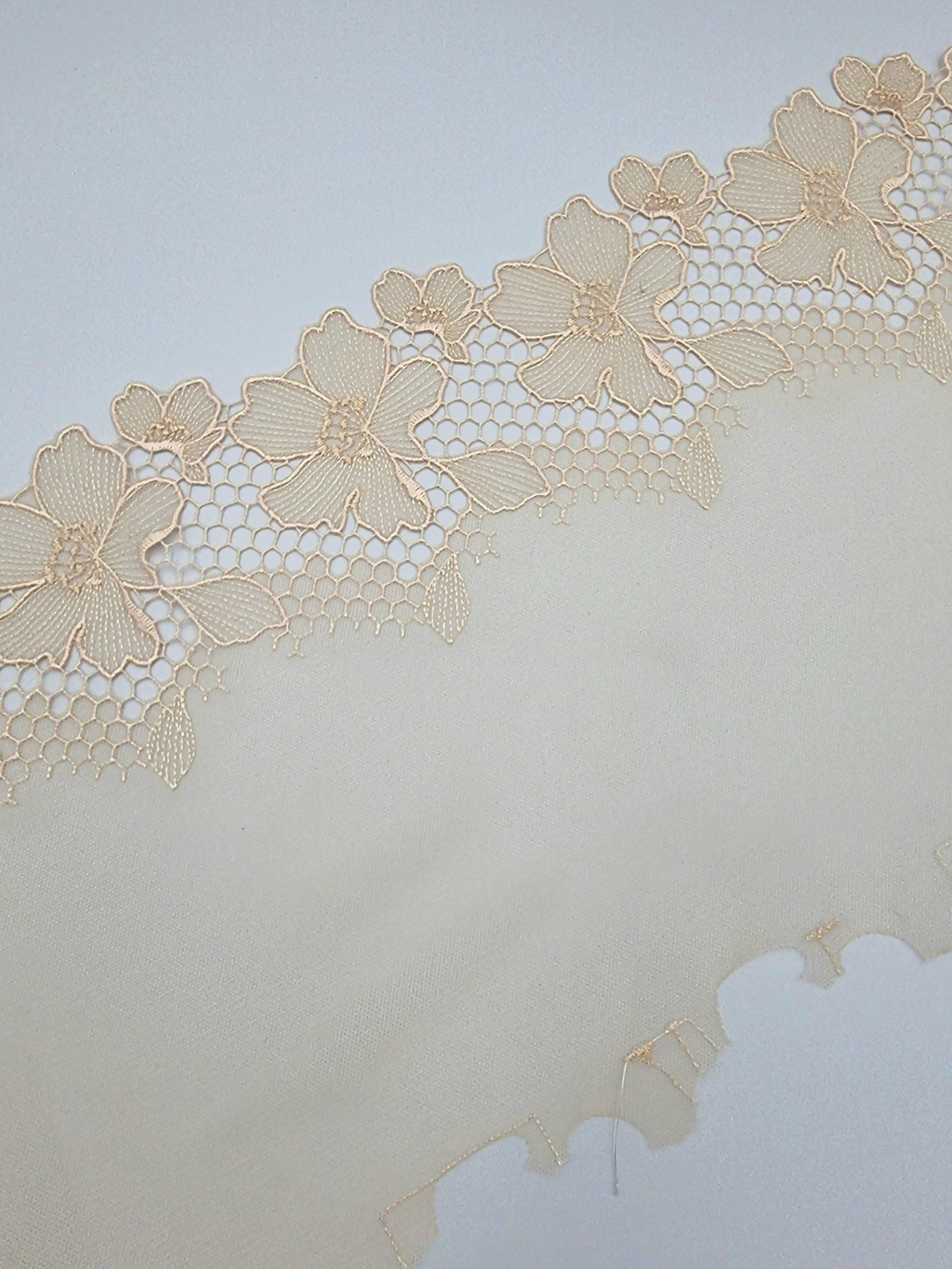 Вышивка на сетке бежевая К685 левая