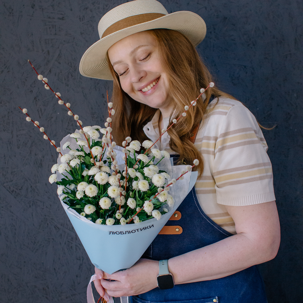 167. Стойкий праздничный букет с хризантемой сантини и вербой