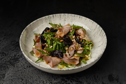 Салат с уткой горячего копчения и вяленой свеклой