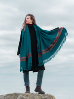 Шерстяной палантин с вышивкой