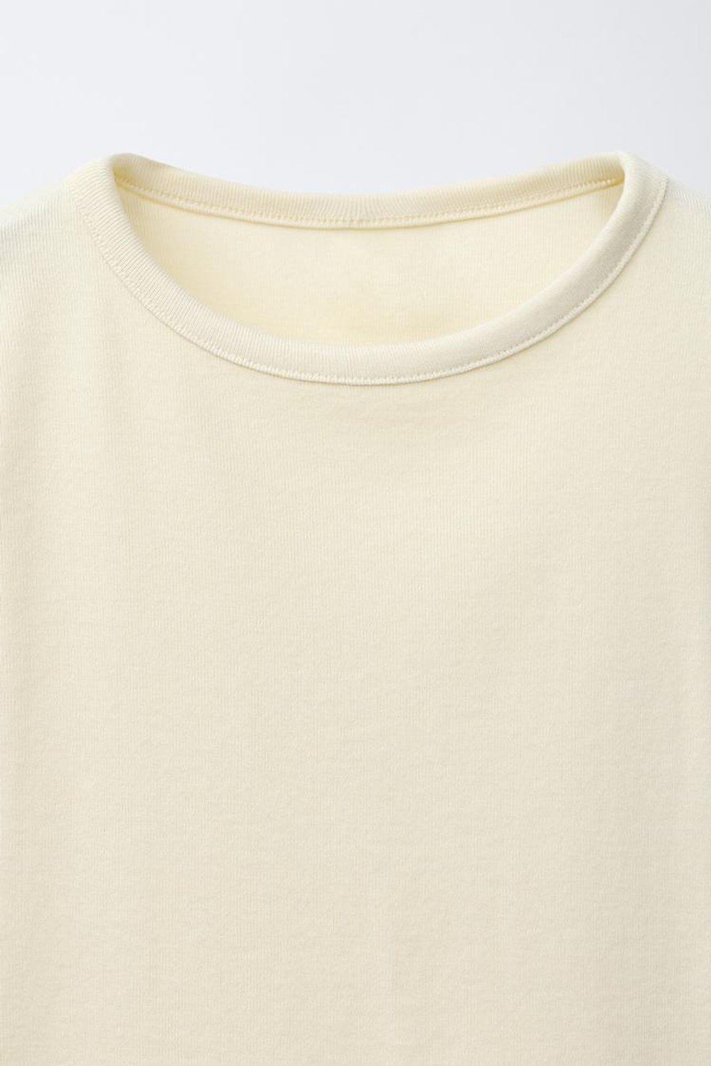 ZARA ОДНОТОННАЯ ФУТБОЛКА С МОДАЛОМ, ЦВЕТ СЛИВОЧНОГО МАСЛА