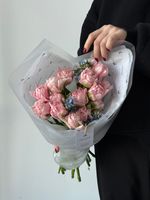 Букет из 15 розовых пионовидных тюльпанов и голубого оксипеталума