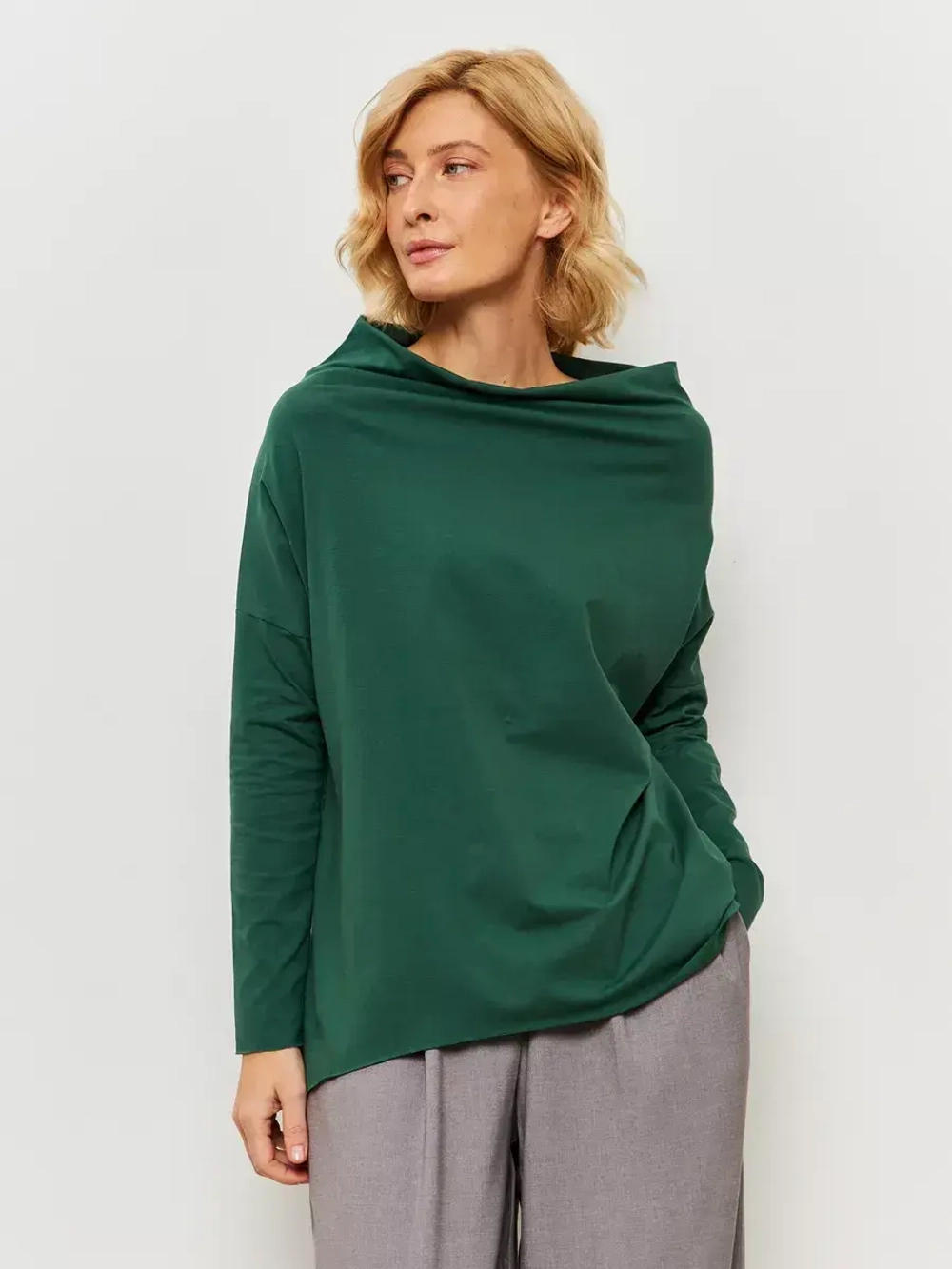 Лонгслив оверсайз с вырезом лодочка изумрудный