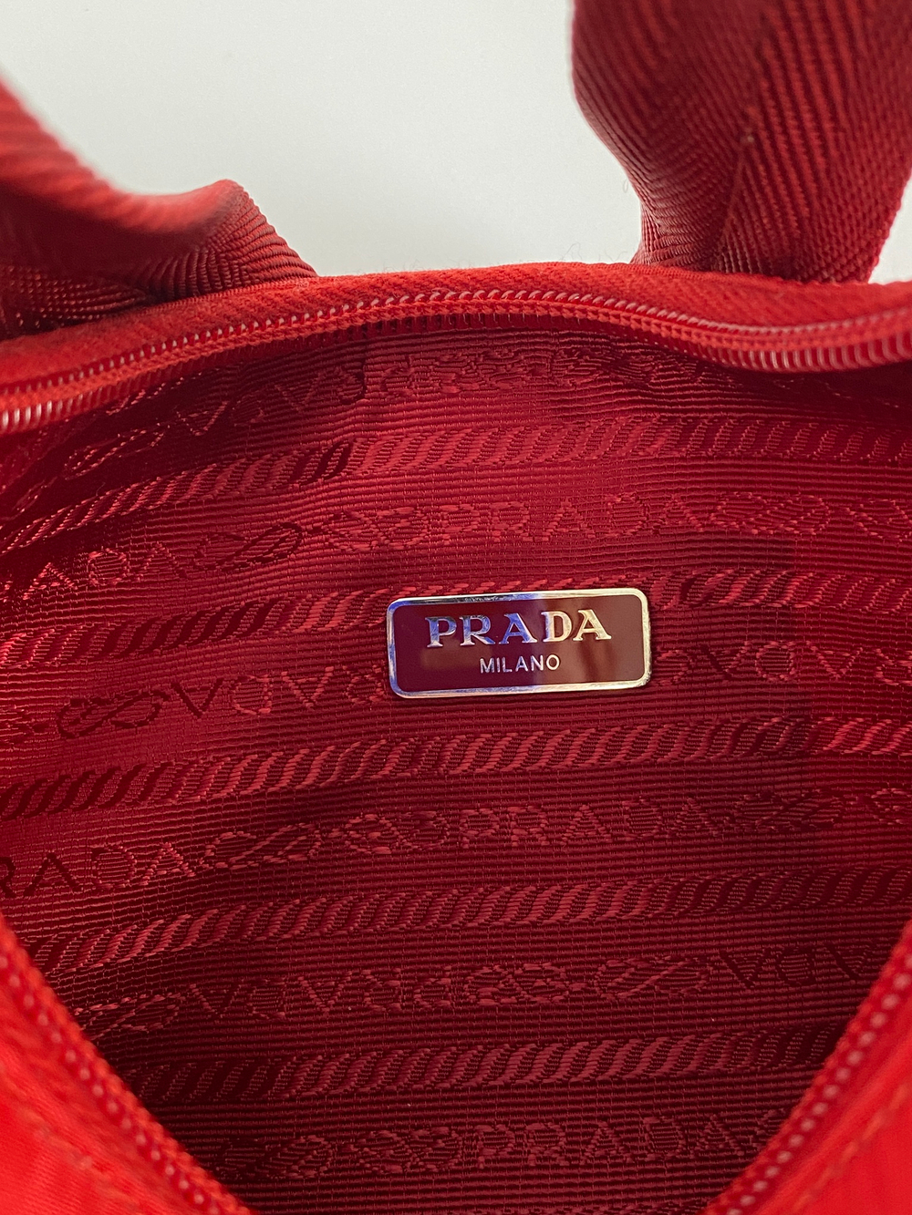 Сумка Prada Re-Edition 2000