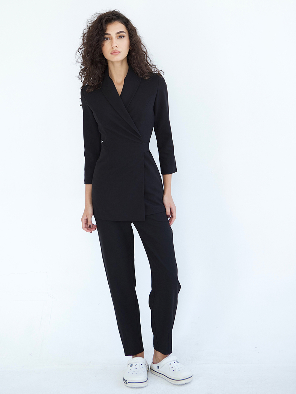 Чёрное медицинское кимоно Medici на модели