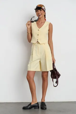 Жилет костюмный ванильного цвета