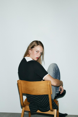 ZARA ФУТБОЛКА С ТРИКОТАЖНЫМ ВОРОТНИКОМ И БАНТОМ, ЧЕРНЫЙ