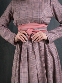 Платье с кушаком /персик клетка