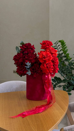 Коробка с красными французскими розами для любимой L