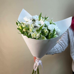 Маленький летний букет из кустовых хризантем ромашек и альстромерий в мягкой упаковке