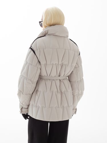 Удлиненный пуховик бежевого цвета на косой молнии