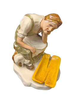 Статуэтка "Старуха у разбитого корыта" Полонский ЗХК