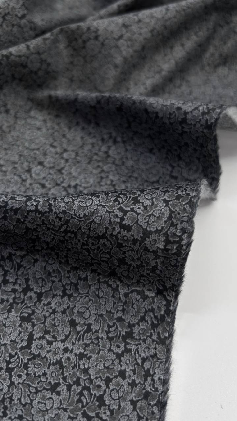 Хлопок Liberty черный с серым цветочным узором