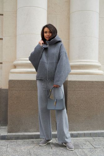Утепленная серая куртка с капюшоном