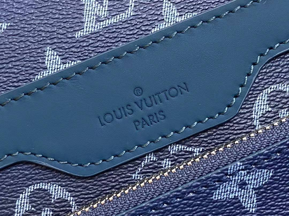 Сумка-мессенджер Louis Vuitton