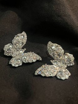 Серьги гвоздики бабочки белые