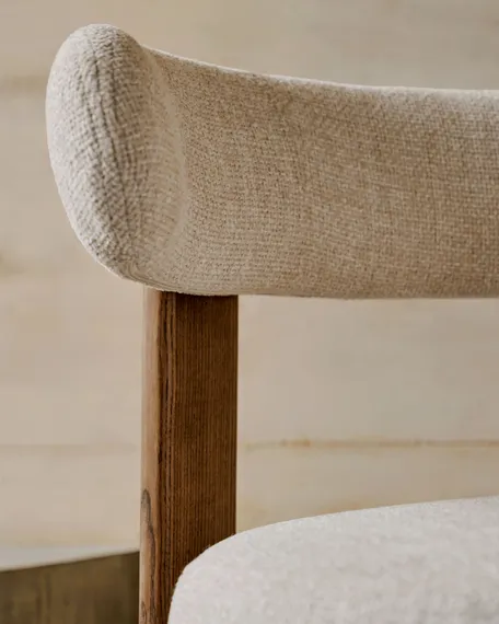 Стул Granite на 4 ножках из бежевого шенилла и массива ясеня в отделке орех