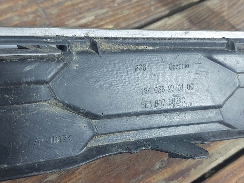 Накладка ПТФ правая Skoda Octavia 4 (A8) 19-нв Б/У Оригинал 5E3807682C