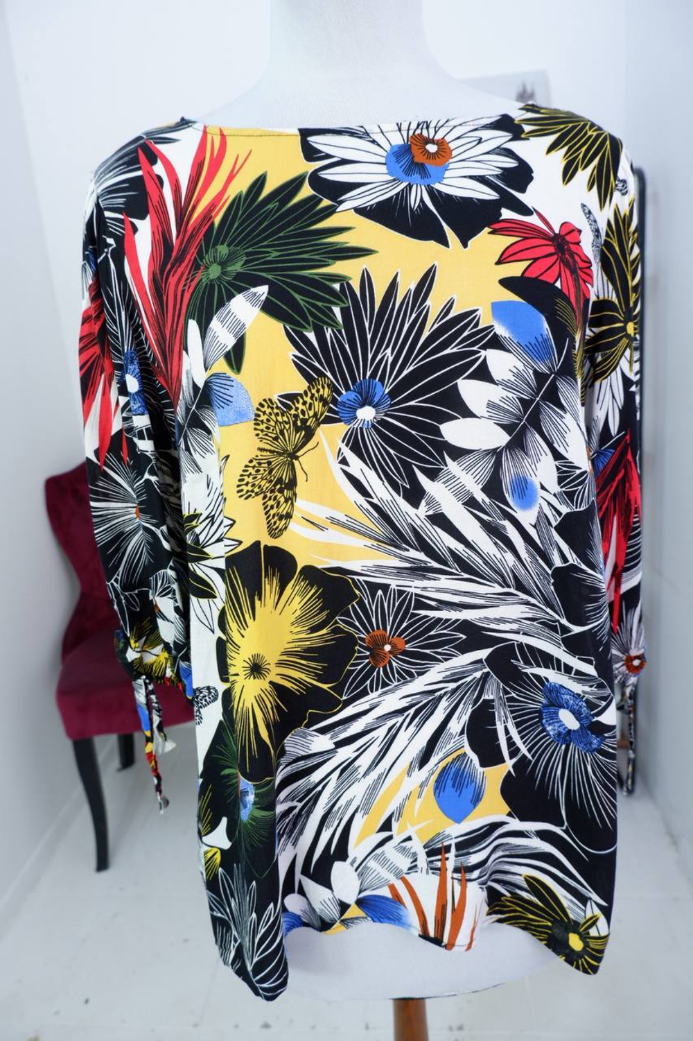 Блузка яркая и приятная к телу, маркировка 44+6, на 50 размер