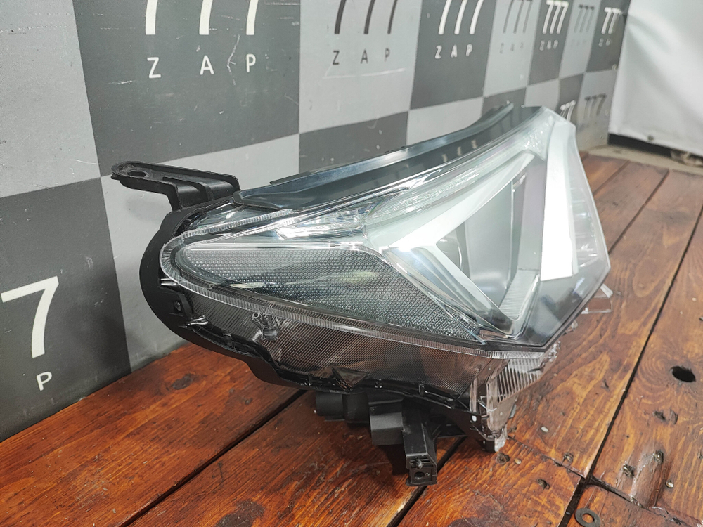 Фара правая галоген Toyota RAV4 IV (XA40) 15-19 Б/У Оригинал 8113042650