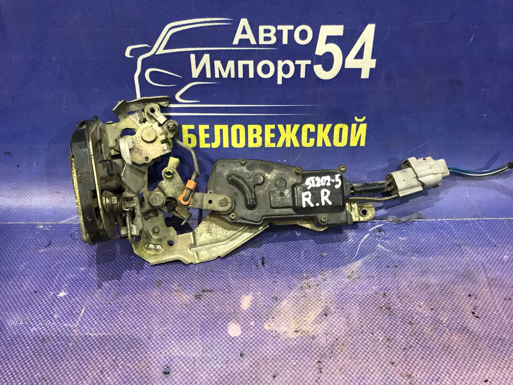 Замок двери задней правой TOYOTA CARINA ED 1994