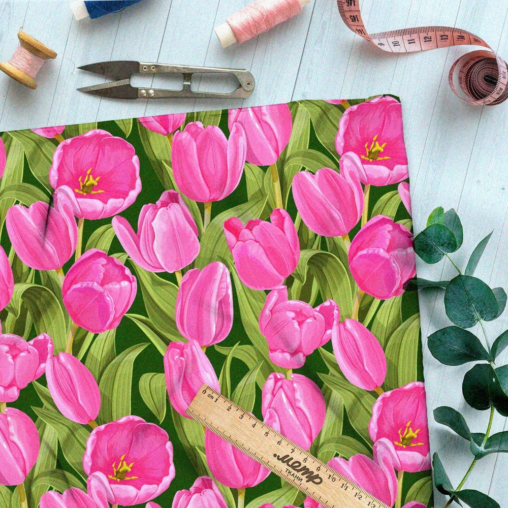 Ткань штапель насыщенные розовые тюльпаны на зелёном фоне
