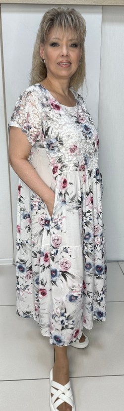 Нарядное цветное с гипюровой вставкой платье