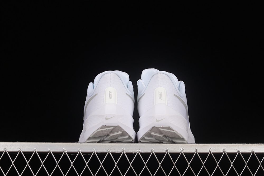 Nike pegasus triple white store