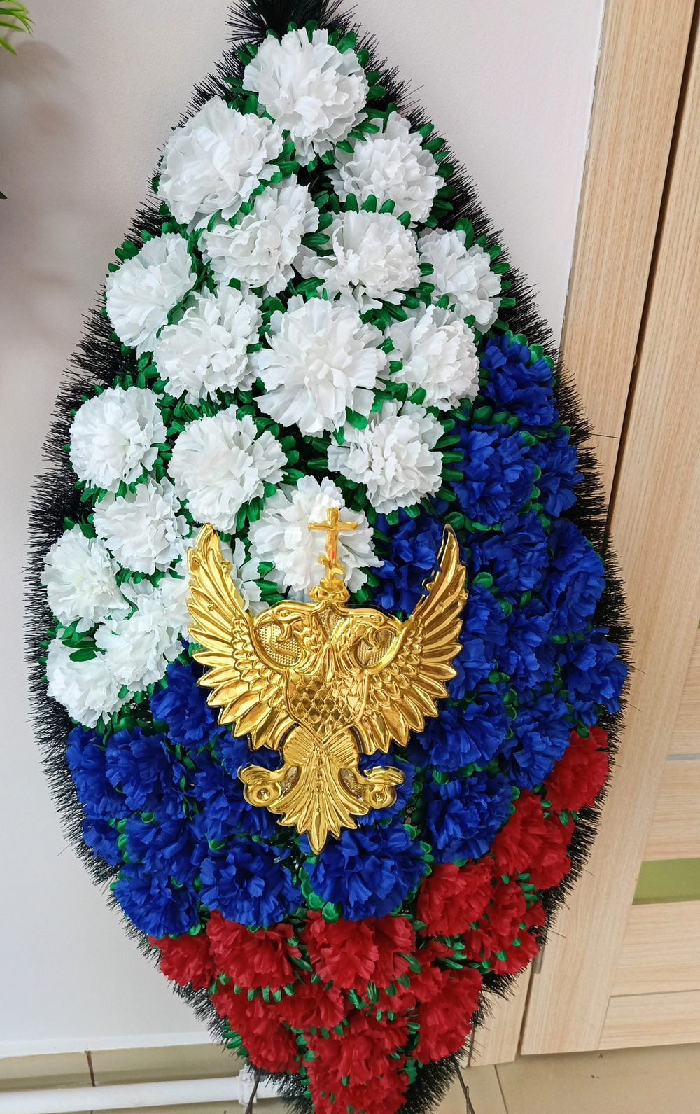 Венок триколор. 110 см . Арт В 007