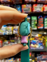 Игрушка фигурка брелок по мультику Головоломка 2 Зависть
