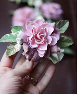 Броши: Гардения для подружек