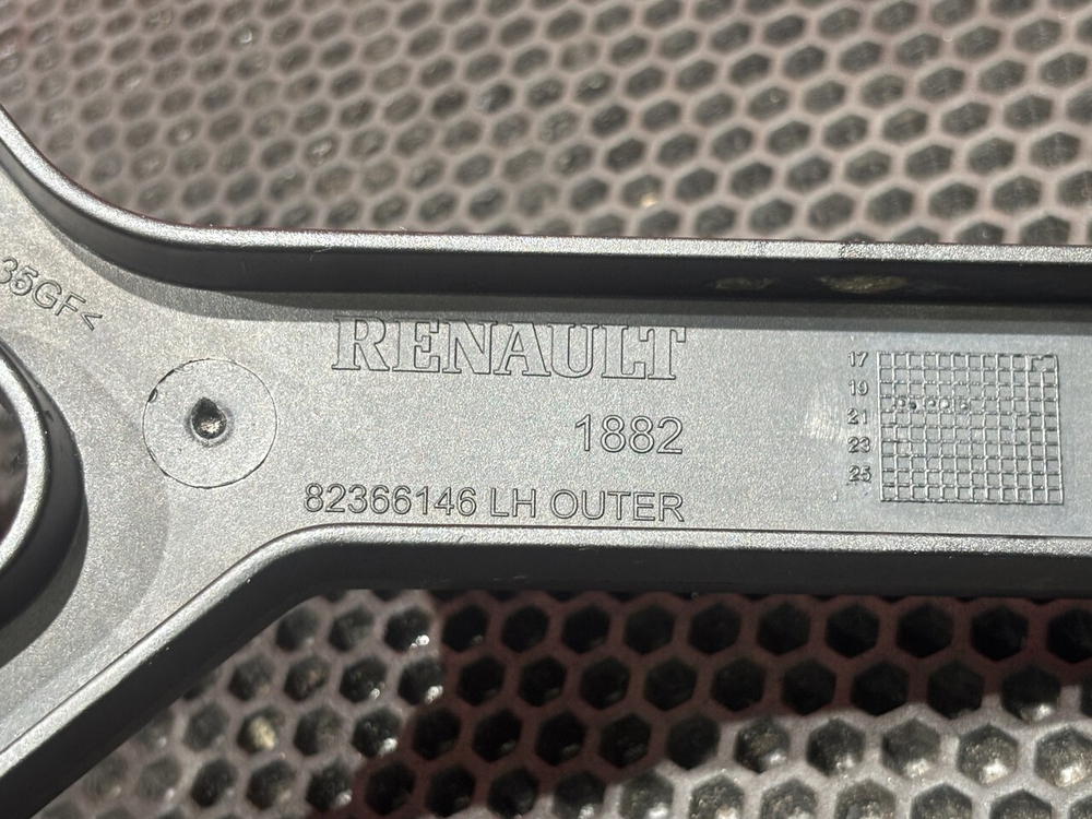 Кронштейн солнцезащитного козырька левый