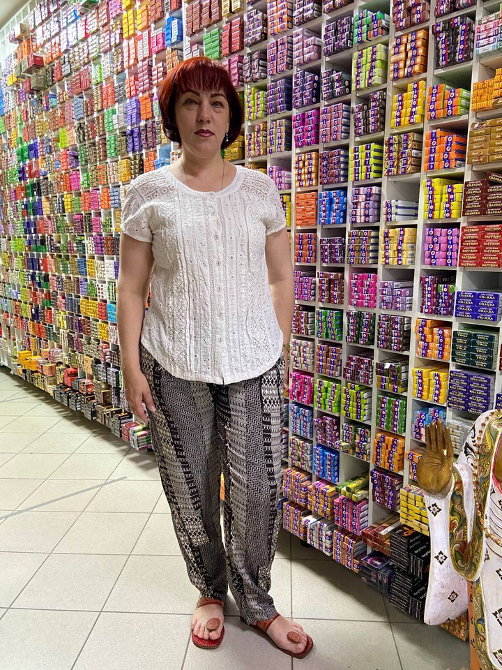 Брюки на резинке Gang пояс на резинке с кулиской, два боковых кармана, длина 98 см Вискоза 100%