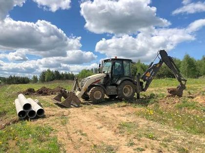 В «Усадьбе Романово» ведется укладка дренажных труб