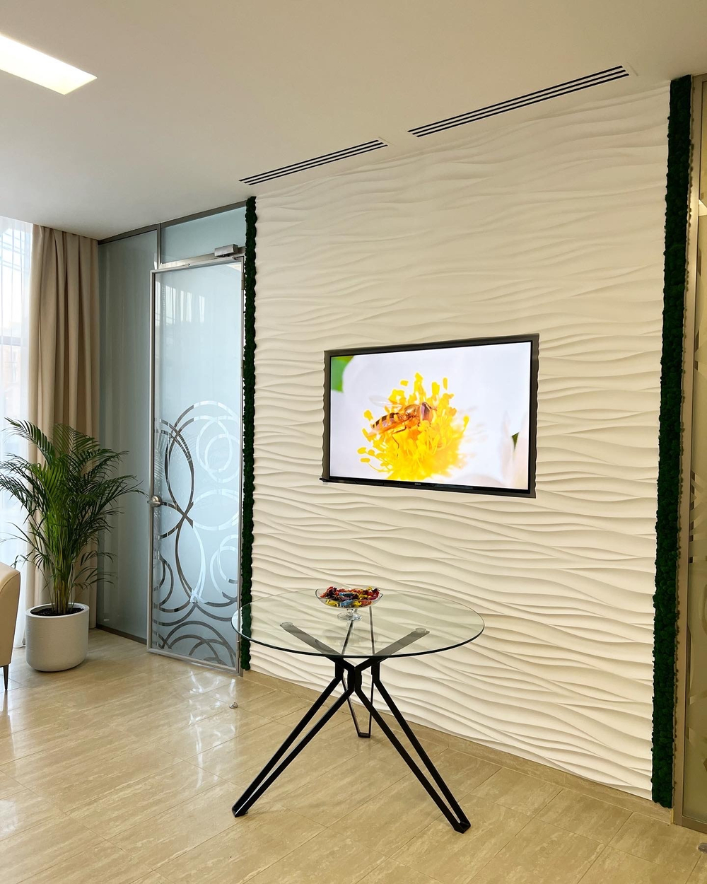 Вертикальное озеленение стабилизированным мхом и растениями офиса компании «Оазис-Сити»