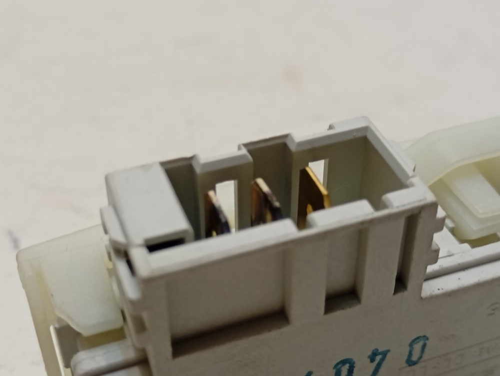 WISL82 кт57 Устройство блокировки люка для стиральной машины Indesit б/у